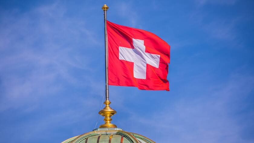 Schweizer Fahne auf dem Bundeshaus in Bern.