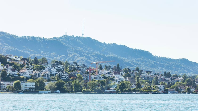 Kilchberg, Schweiz - 30. Juni 2020: Der 870 Meter hohe Üetliberg ist der Hausberg der Stadt Zürich.