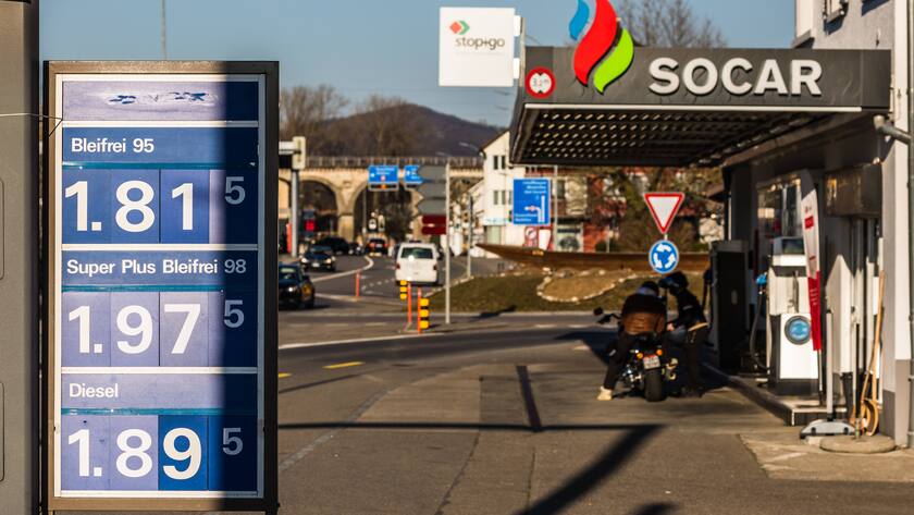 Koblenz, Schweiz - 13. Februar 2022: Die Benzinpreise in der Schweiz erreichen neue Rekordwerte. Erstmals kratzen sie an der 2 Franken pro Liter Marke.
