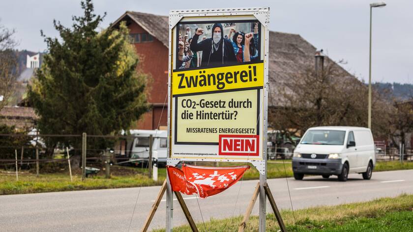 Ein Plakat gegen das Energiegesetz 2021 an einem Strassenrand.