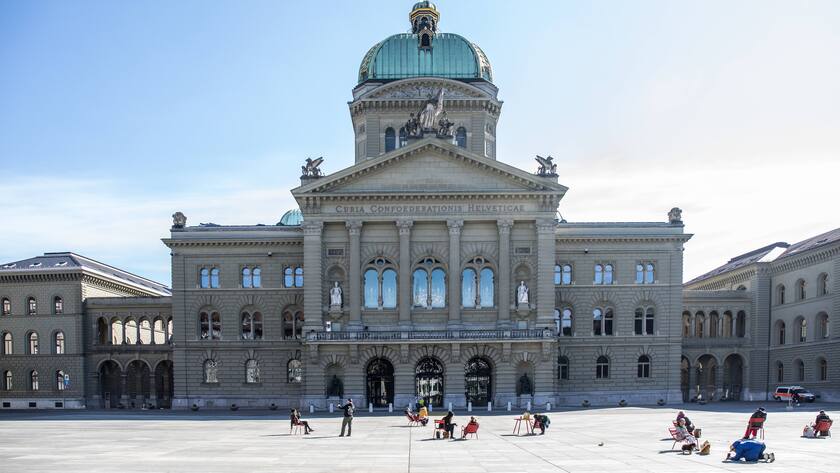 Bern, Schweiz - 23. März 2021: Blick über den Bundesplatz in Richtung Bundeshaus, dort wo der National- und Ständerrat, sowie der Bundesrat depatieren. Archivbilder 2021