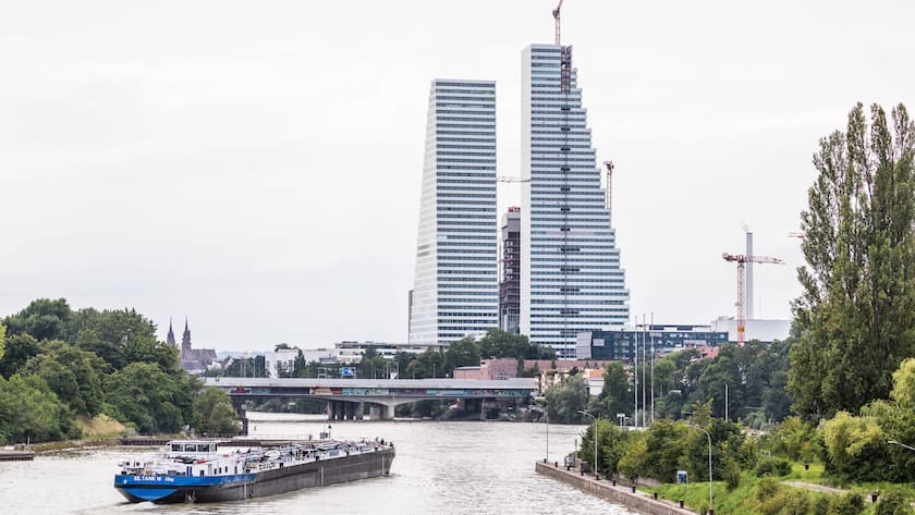 Birsfelden, Schweiz - 27. Juli 2021: Blick auf die Schwarzwaldbrücke und den Roche-Turm in Basel.