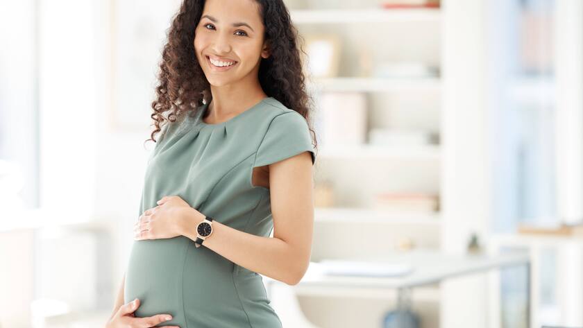 Im excited for this new journey of mine. Portrait of a pregnant businesswoman standing in an office. Portrait of a pregnant businesswoman standing in an office. ,model released, Symbolfoto Copyright: xZoonar.com/YurixArcursxpeopleimages.comx 18821074 ,model released, Symbolfoto ,property released
