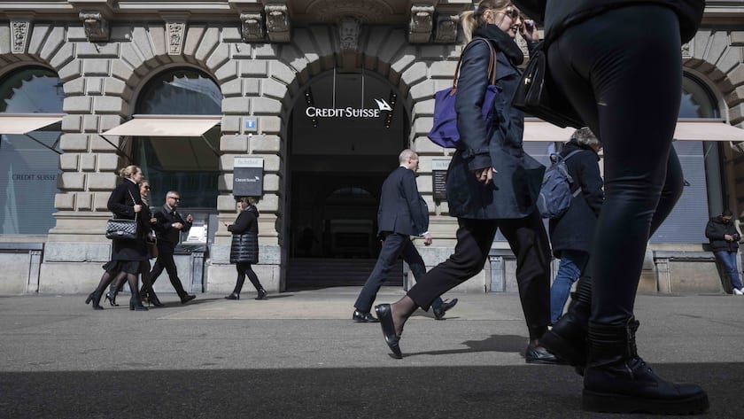 People walk past the entrance of Swiss bank Credit Suisse at their headquarters in Zurich, Switzerland 16 March 2023. Credit Suisse is borrowing up to 50 billion francs (50.8 billion euros) from the Swiss National Bank (SNB), according to a statement on 16 March 2023. This is intended to strengthen the group, whose shares have crashed on the stock exchange. (KEYSTONE/Ennio Leanza)