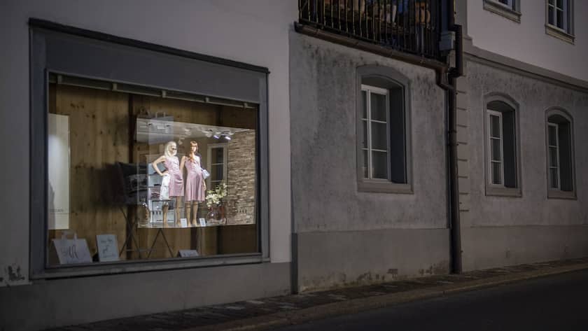 Ein geschlossenes Geschaeft, aufgenommen am Mitwoch, 29. April 2020, in Stans. Um zwangsgeschlossene Kleinbetriebe zu entlasten, schlaegt der Verband Immobilien Schweiz (VIS) der Wirtschaftskommission des Staenderates einen Mieterlass von zwei Monatsmieten vor. Das Parlament wird darueber voraussichtlich an der Sondersession entscheiden. (KEYSTONE/Urs Flueeler)