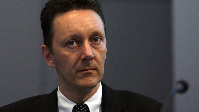 Martin Zwyssig, CFO der Schaffner Holding AG, praesentiert Zahlen anlaesslich einer Medienkonferenz am Donnerstag, 6. Dezember 2007 in Zuerich. (KEYSTONE/Alessandro Della Bella)