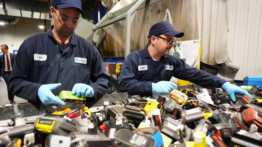 Li-Cycle Mitarbeitende sortieren wiederaufladbare Lithium-Ion Batterien.