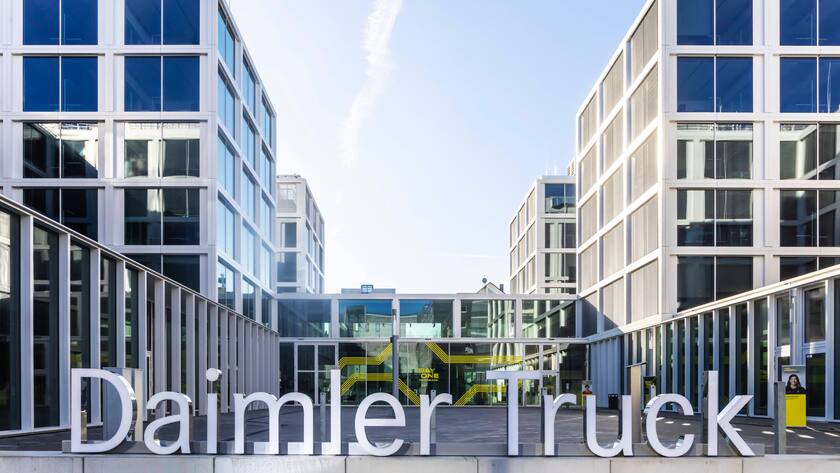 Daimler Trucks. Hauptsitz der Daimler Truck AG in Leinfelden-Echterdingen. Der Daimler Truck Campus vereint Verwaltungsbereiche vom Vertrieb und Controlling bis zum Personalwesen unter einem Dach. 2000 Menschen arbeiten hier. // 12.02.2022: Deutschland, Baden-Württemberg, Leinfelden-Echterdingen.