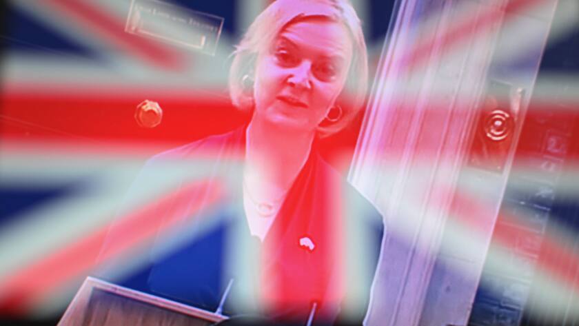 Liz Truss reflektiert in einem Union Jack