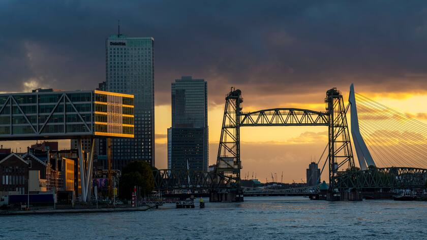 Unilever will mit neuem Investor tausende Jobs streichen Die Skyline von Rotterdam, links das Unilever Bürogebäude De Bruk