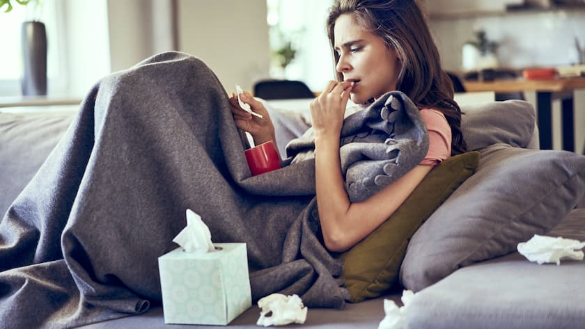 Kranke Frau nimmt Tabletten (Symbolbild Pharma)