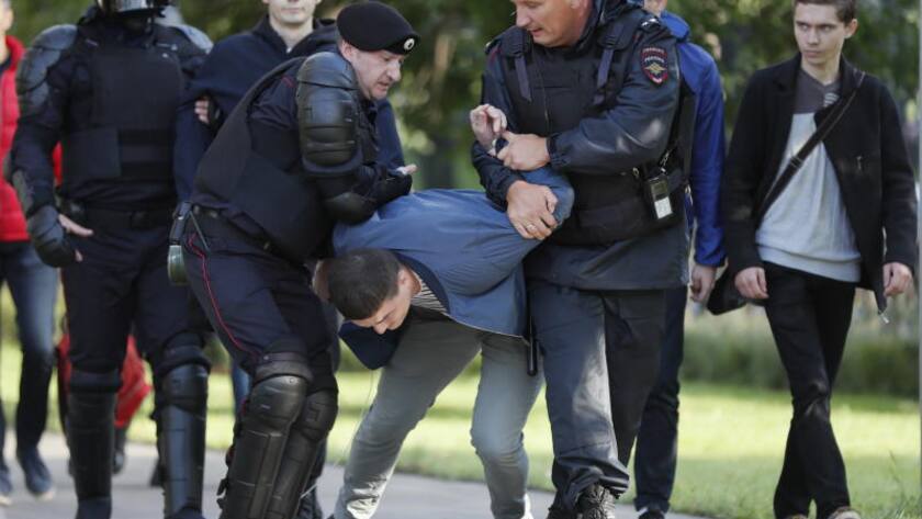 Russland droht Youtube und Google Polizisten verhaften einen Demonstranten an einer Kundgebung in Moskau am 10. August 2019.