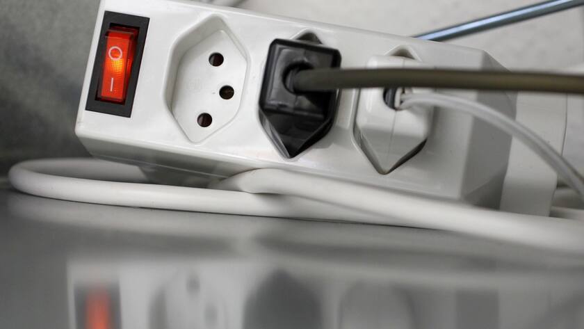 ARCHIV -- Stecker und Kabel verteilen Strom auf elektrische Geraete, aufgenommen am Mittwoch, 13. April 2011, in Zuerich. Der Energieversorger Romande Energie aus Morges kuendigt am Mittwoch, 31. August 2022 eine "historische" Erhoehung der integrierten Tarife an. Die Strompreise für die meisten Haushaltskunden werden im naechsten Jahr um 49 Prozent steigen. (KEYSTONE/Alessandro Della Bella)