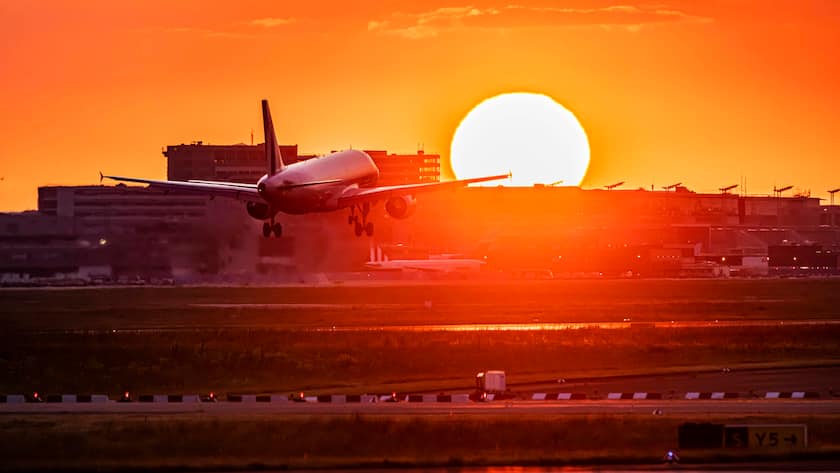 Die Flugpreise bleiben weltweit hoch Landung in Frankfurt: Die Luftfahrtbranche kehrt 2023 in die Gewinnzone zurück.