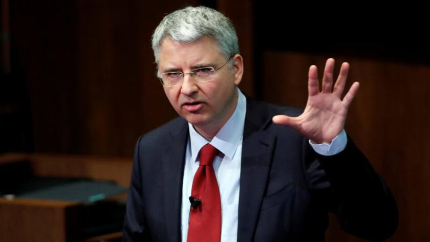 Roche-Chef Severin Schwan spricht vor Publikum.