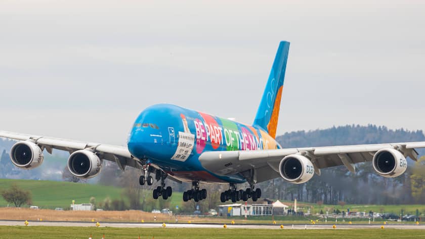 Ein Airbus A380-800 von Emirates landet auf Piste 14 des Flughafen Zürich.