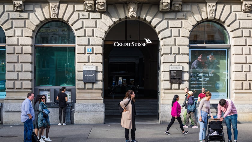 Vor der Filiale der Credit Suisse beim Zürcher Paradeplatz stehen einige Menschen.