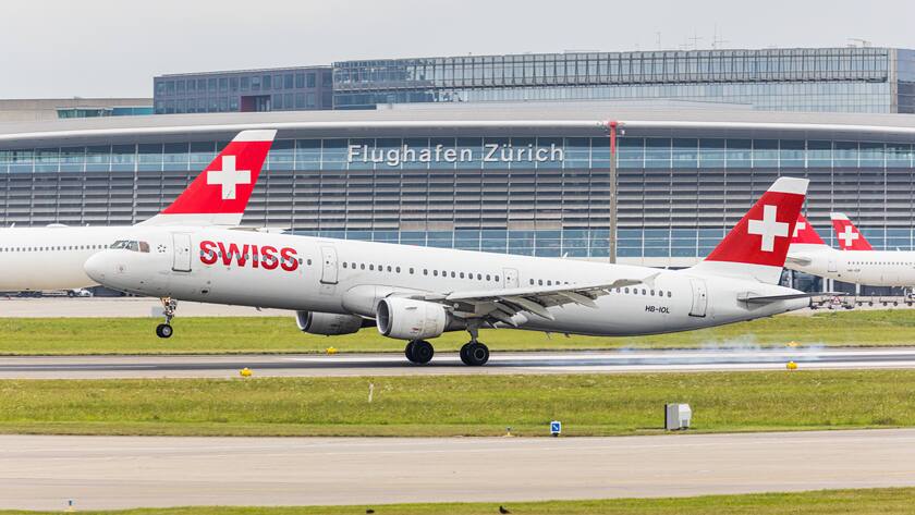 Ein Airbus A321-100 von Swiss International Airlines landet auf dem Flughafen Zürich.