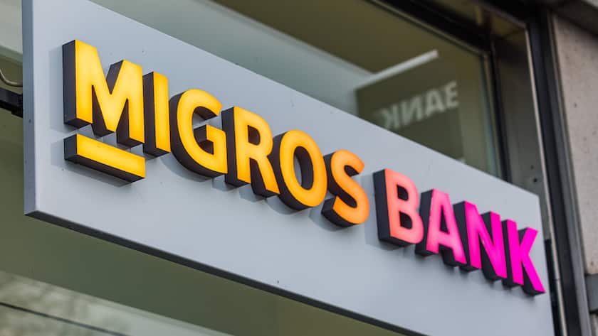 Emblem der Migros Bank unmittelbar beim Bahnhof Schaffhausen. Schaffhausen, Schweiz, 06.11.2022