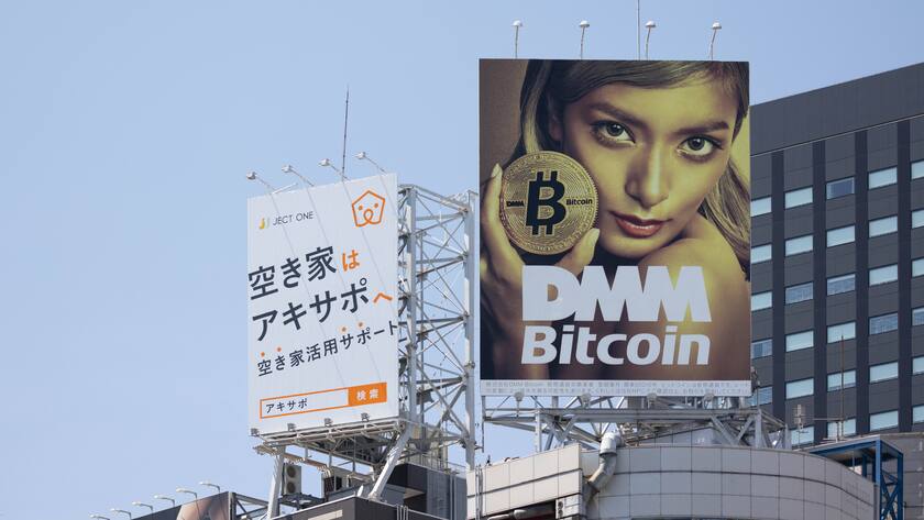 Famous Japanese TV personality Rora advertises digital currency Bitcoin on a billboard in Roppongi, Tokyo on May 3, 2022. PUBLICATIONxNOTxINxJPN , aflo_187376008.JPG,