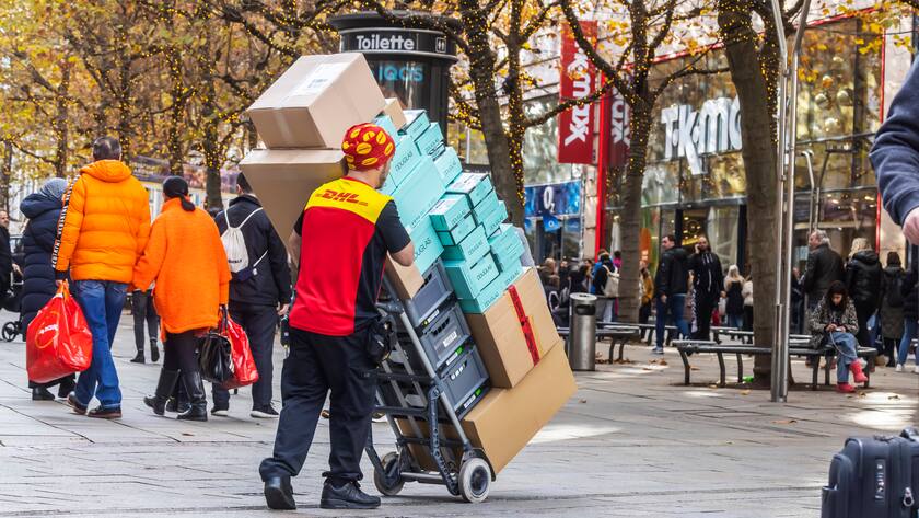 Viel Arbeit für Paketboten von DHL Die Vorweihnachtszeit sorgt für volle Transportkarren. // 26.11.2022: Deutschland, Baden-Württemberg, Stuttgart. *** A lot of work for DHL parcel carriers The pre-Christmas season ensures full transport carts 26 11 2022 Germany, Baden Württemberg, Stuttgart