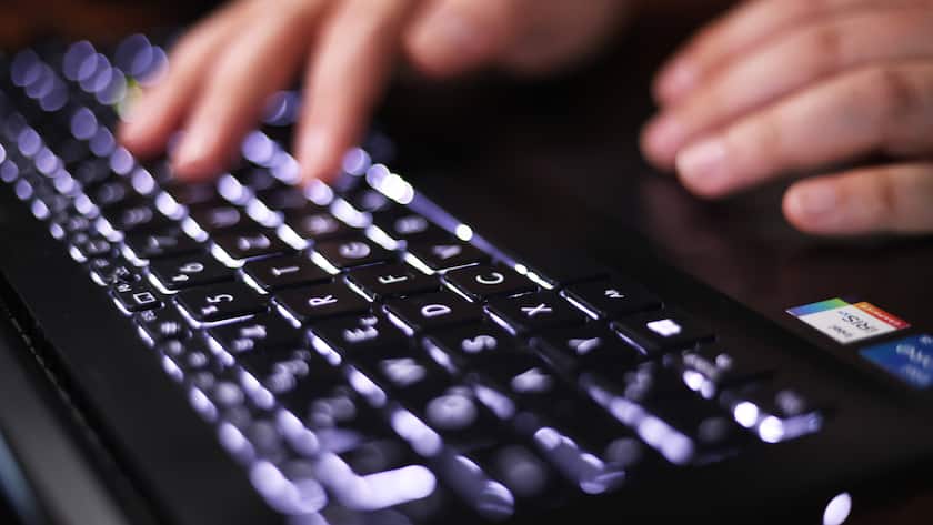 Mittels Eingabebefehlen über die Tastatur spricht man mit der KI: Doch wo beginnt man im Unternehmen bei der Implementierung der Technologie?