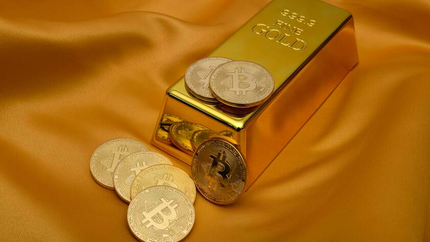 Goldman Sachs: Bitcoin könnte auf 100’000 Dollar steigen und Gold überholen Goldbarren Feingold Feinheitsgrad 999.9 und Bitcoin Kryptowährung, Baden-Württemberg, Deutschland, Europa *** Gold Bar Fine Gold Fineness 999 9 and Bitcoin Cryptocurrency, Baden Württemberg, Germany, Europe Copyright: imageBROKER/MichaelxWeber ibximw07165987.jpg  Bitte beachten Sie die gesetzlichen Bestimmungen des deutschen Urheberrechtes hinsichtlich der Namensnennung des Fotografen im direkten Umfeld der Veröffentlichung!
