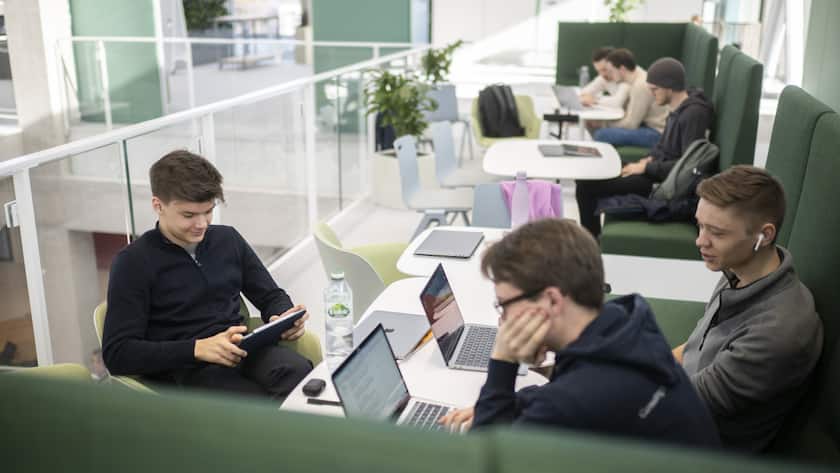 Studenten im neu eroeffneten Lernzentrum "Square" an der HSG, aufgenommen am Donnerstag, 24. Februar 2022, in St. Gallen. (KEYSTONE/Gian Ehrenzeller)