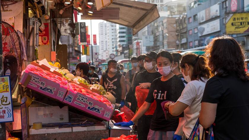 COVID-19 Emergency In Hong Kong, China Hong Kong, China, 16 Jul 2022, People buy fruits in Yuen Long. Hong Kong China PUBLICATIONxNOTxINxFRA Copyright: xMarcxFernandesx originalFilename: fernandes-hongkong220716_npByg.jpg
