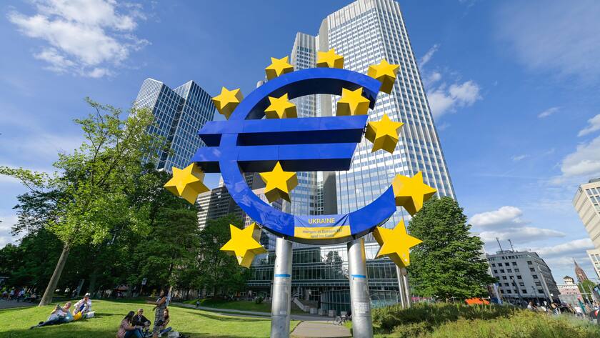 Euro Logo vor dem EZB-Glasgebäude in Frankfurt am Main.