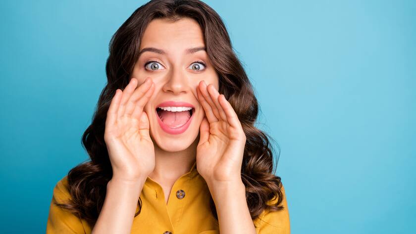 Altersvorsorge – was ich nicht weiss, macht mich nicht heiss Wissenslücke - Frau mit Händen am Mund, fragend, rufend