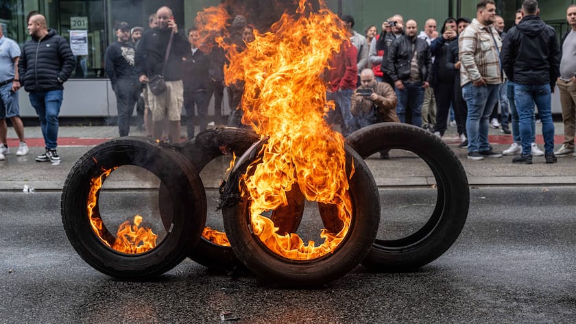 Car tyres set up to resemble the Audi logo are set alight outside of the Audi Brussels plant, in Vorst-Forest, Brussels, Monday 09 September 2024. The management announced Yesterday night the plant would remain closed until workers agreed to resume production and deliver cars to dealers. The unions confiscated last week the keys of some 200 cars till they have clarity on the future of the plant. PUBLICATIONxNOTxINxBELxFRAxNED JONASxROOSENS 100288460