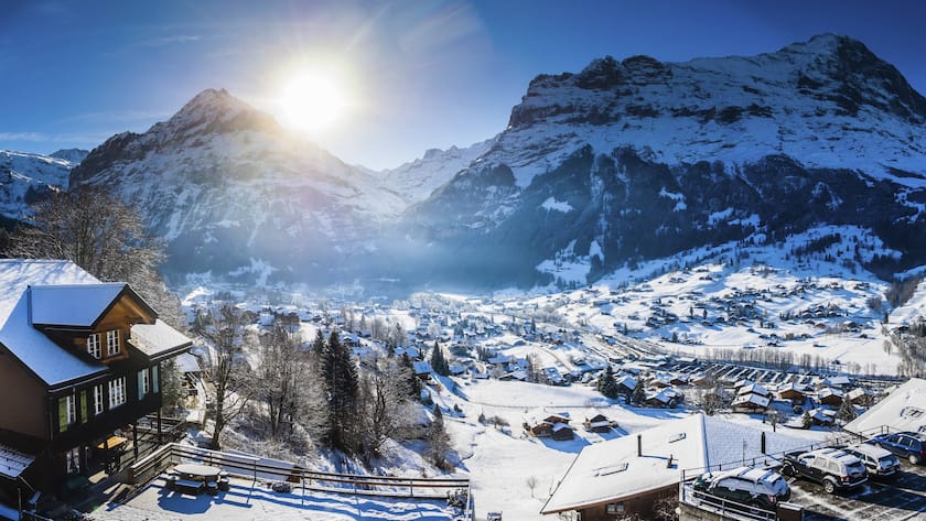 Winteransicht von Grindelwald mit Mittelhorn und Wetterhorn: Die Tourismusdestination im Berner Oberland ist populär.