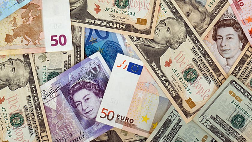 Devisen auf einem Haufen: Dollars, Pfund und Euros.