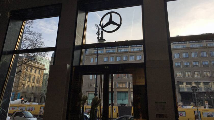 Markenemblem des Daimler-Konzerns und von Mercedes an der Berliner Prachtstrasse Unter den Linden.