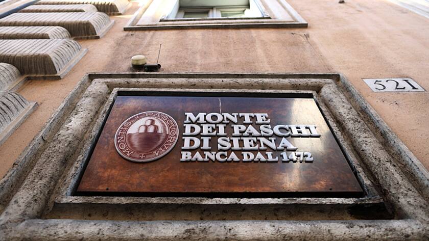 Schriftzug der Banca Monte dei Paschi am Hauptsitz in Siena.