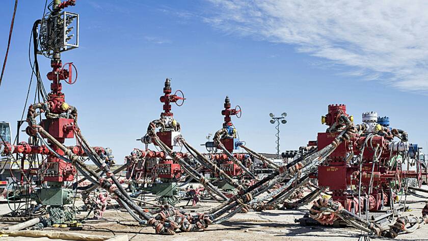Hydraulische Pumpen für das Fracking von Schieferölschichten auf einem Feld von Royal Dutch Shell bei Mentone, Texas.