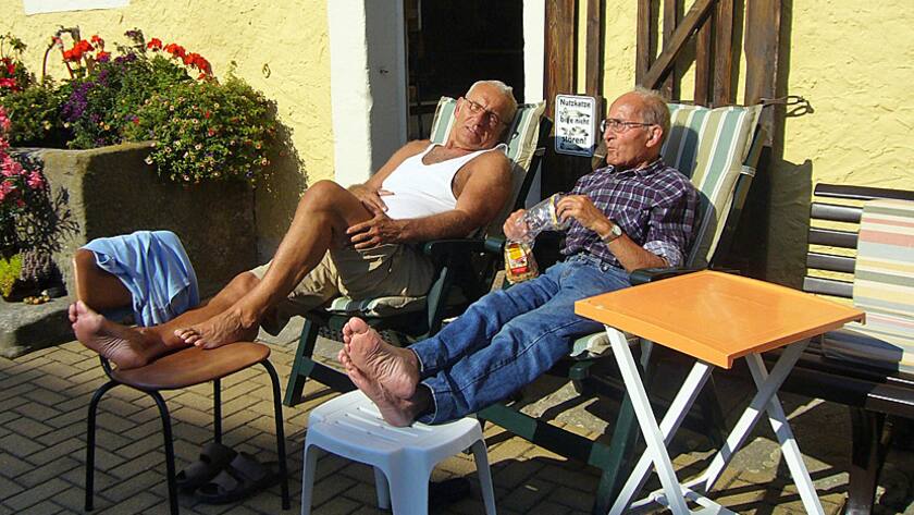 Zwei Rentner geniessen den Ruhestand.