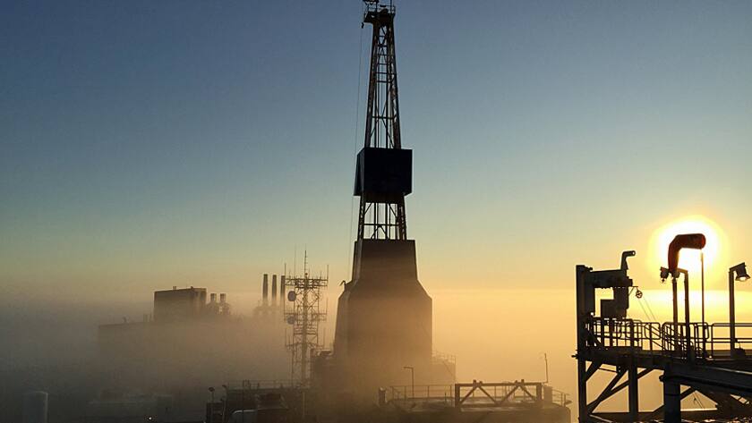 Eine Erdöl-Pumpe im Morgenlicht.