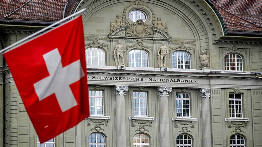 Die Schweizer Fahne weht vor dem Sitz der Schweizerischen Nationalbank (SNB) in Bern (26.4.2019).