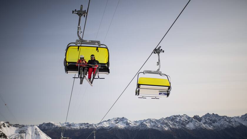 Menschen auf einem Sessellift, aufgenommen zum Start der Skisaison, am Sonntag, 25. Oktober 2020, auf Parsenn in Davos. Das Skigebiet Davos Klosters startet den Wochenendbetrieb. (KEYSTONE/Gian Ehrenzeller)
