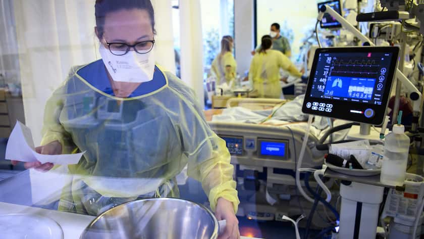 Medizinisches Personal kümmert sich um Covid-Patienten in Neuchatel