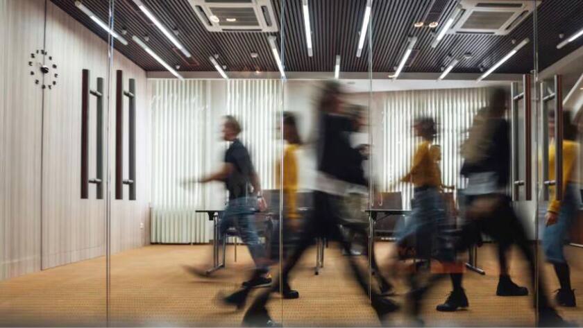 Viele Arbeitnehmende in der Schweiz fühlen sich zunehmend gestresst.