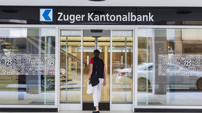 A woman enters the headquarters of the Zuger Kantonalbank in Zug, Switzerland, on August 17, 2017. (KEYSTONE/Dominik Baur) Eine Frau betritt den Hauptsitz der Zuger Kantonalbank in Zug, aufgenommen am 17. August 2017. (KEYSTONE/Dominik Baur)