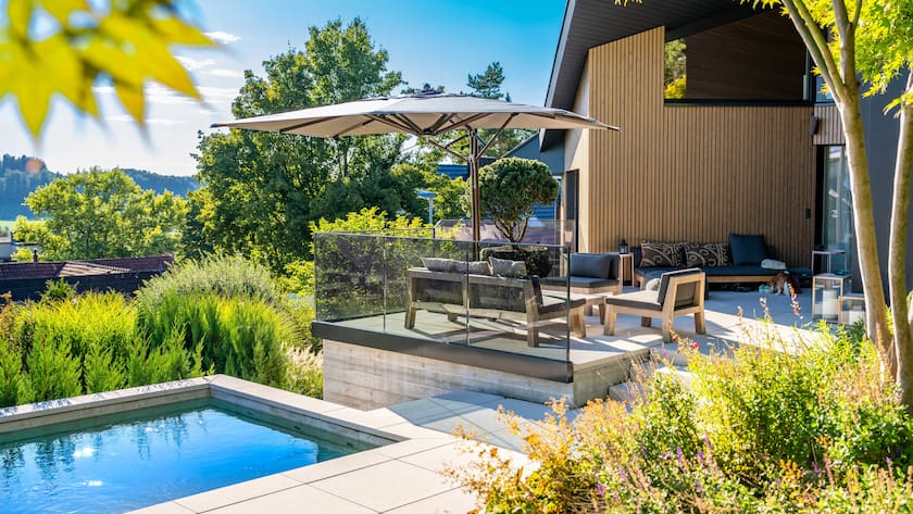 Terrasse mit Sitzplatz, Pool, Begrünung