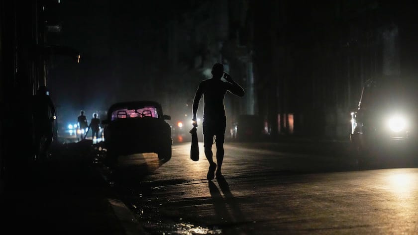 KEYPIX - A resident walks on a street during a general blackout in Havana, Cuba, Friday, March 14, 2025. (AP Photo/Ramon Espinosa)
