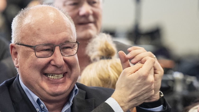 Pierre-Yves Maillard freut sich über das voraussichtliche Ja des Stimmvolks und der Kantone zur AHV-Initiative.