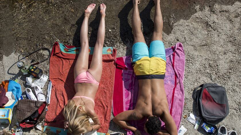 Kinder und Erwachsene geniessen das herrliche Sommerwetter bei rund 27 Grad Celsius am Letten, aufgenommen am Donnerstag, 4. Juni 2015 in Zuerich. (KEYSTONE/Ennio Leanza)