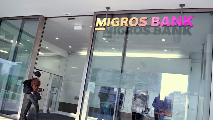 Bald in der Nacht nicht mehr Geschlossen: Automatenzone der Migros Bank in Basel (Foto: Michael Heim/HZ)