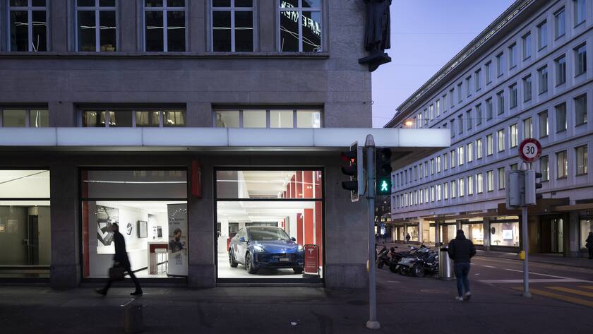Tesla-Autos sind in der Verkaufsstelle und dem Showroom des Elektroautoherstellers Tesla an der Pelikanstrasse in Zuerich ausgestellt, fotografiert in der Abenddaemmerung am Donnerstag, 27. Januar 2022. (KEYSTONE/Gaetan Bally)